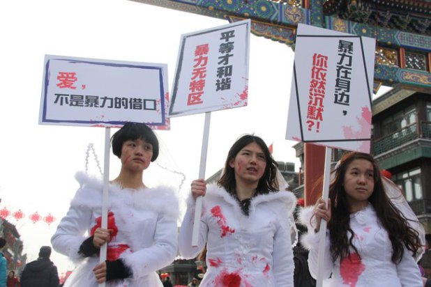 לי מאיזי (במרכז) במיצג "כלות ספוגות דם" במחאה על אלימות כלפי נשים