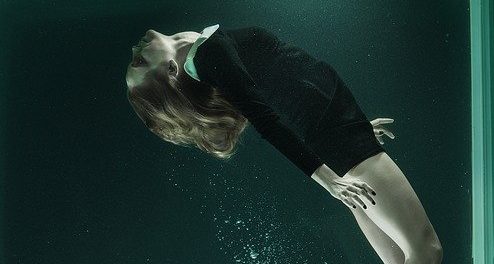 אישה מתחת למים מייצגת את השיר של רות קינן